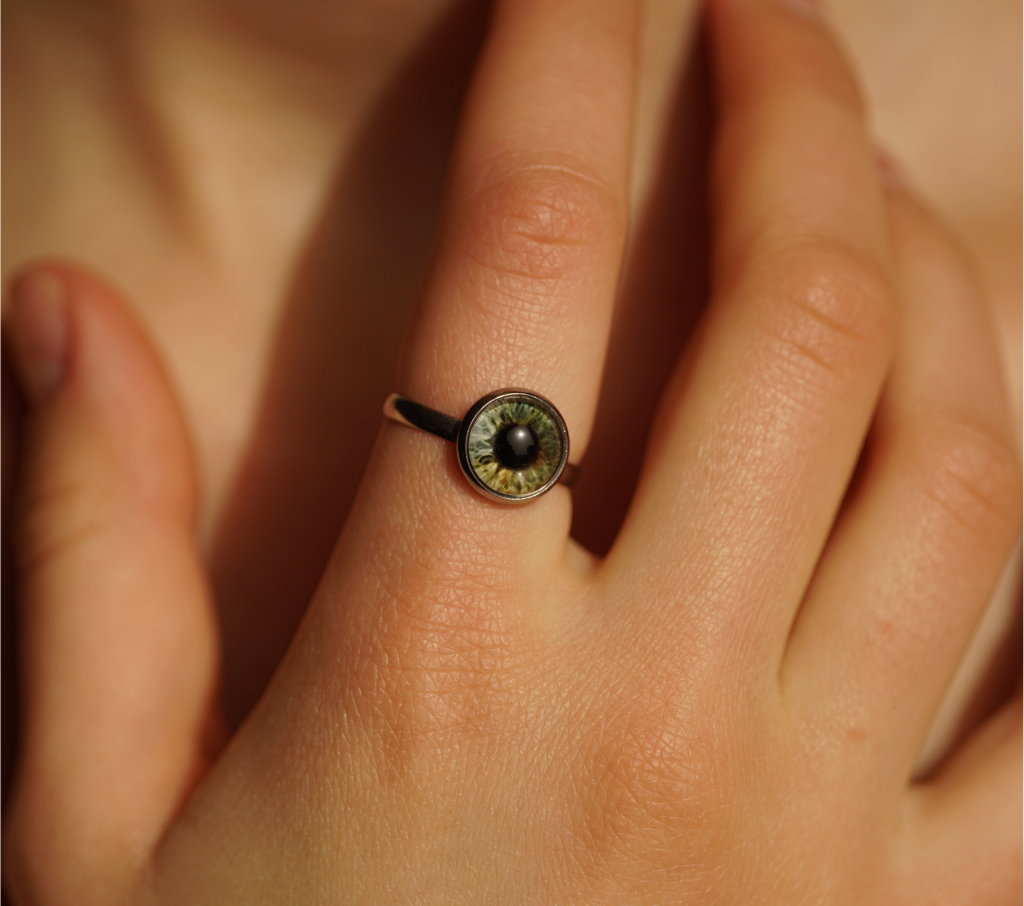 Aksesuarai su Jūsų akies rainelės nuotrauka