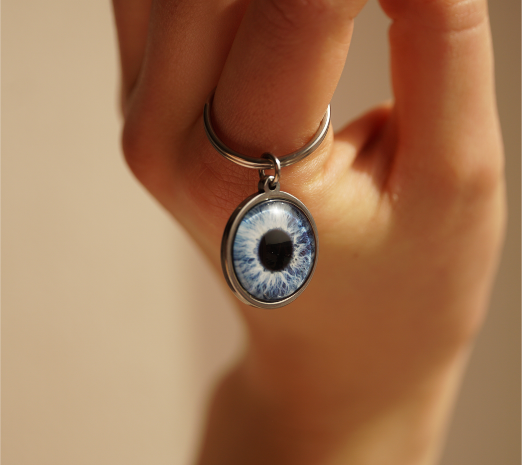 Aksesuarai su Jūsų akies rainelės nuotrauka